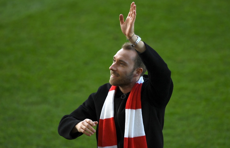 ހިތްހުއްޓުނު އެރިކްސަން، އަށް މަހަށްފަހު މެޗެއް ކުޅެފި