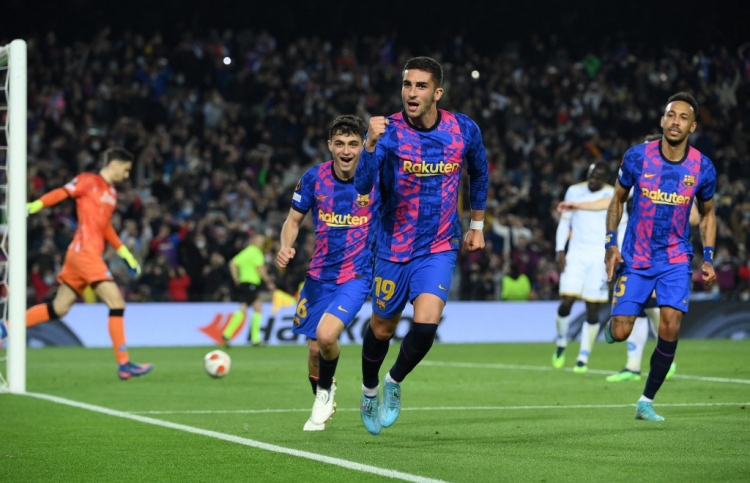 ޓޮރޭޒްގެ ލަނޑުން ނަޕޯލީ އަތުން ބާސެލޯނާ ސަލާމަތްވެއްޖެ