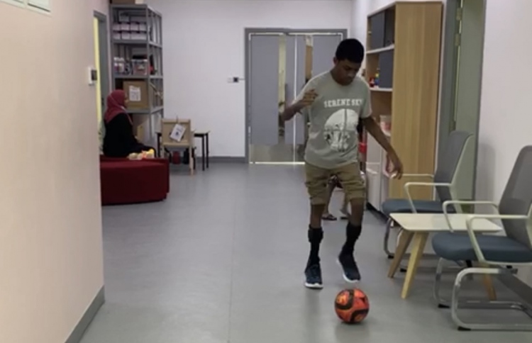 ސެރީބްރަލް ޕަލްސީ (ސީޕީ) ގެ ސަބަބުން ނުހިނގި ހުންނަން ޖެހުނު ހަނޫން ހޮސްޕިޓަލުގައި ފުޓްބޯޅަ ކުޅެނީ.