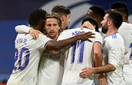Real Madrid's players celebrate after scoring a goal during the Spanish league football match between Real Madrid CF and Deportivo Alaves at the Santiago Bernabeu stadium in Madrid on February 19, 2022. -- Photo: Oscar Del Pozo/ AFP