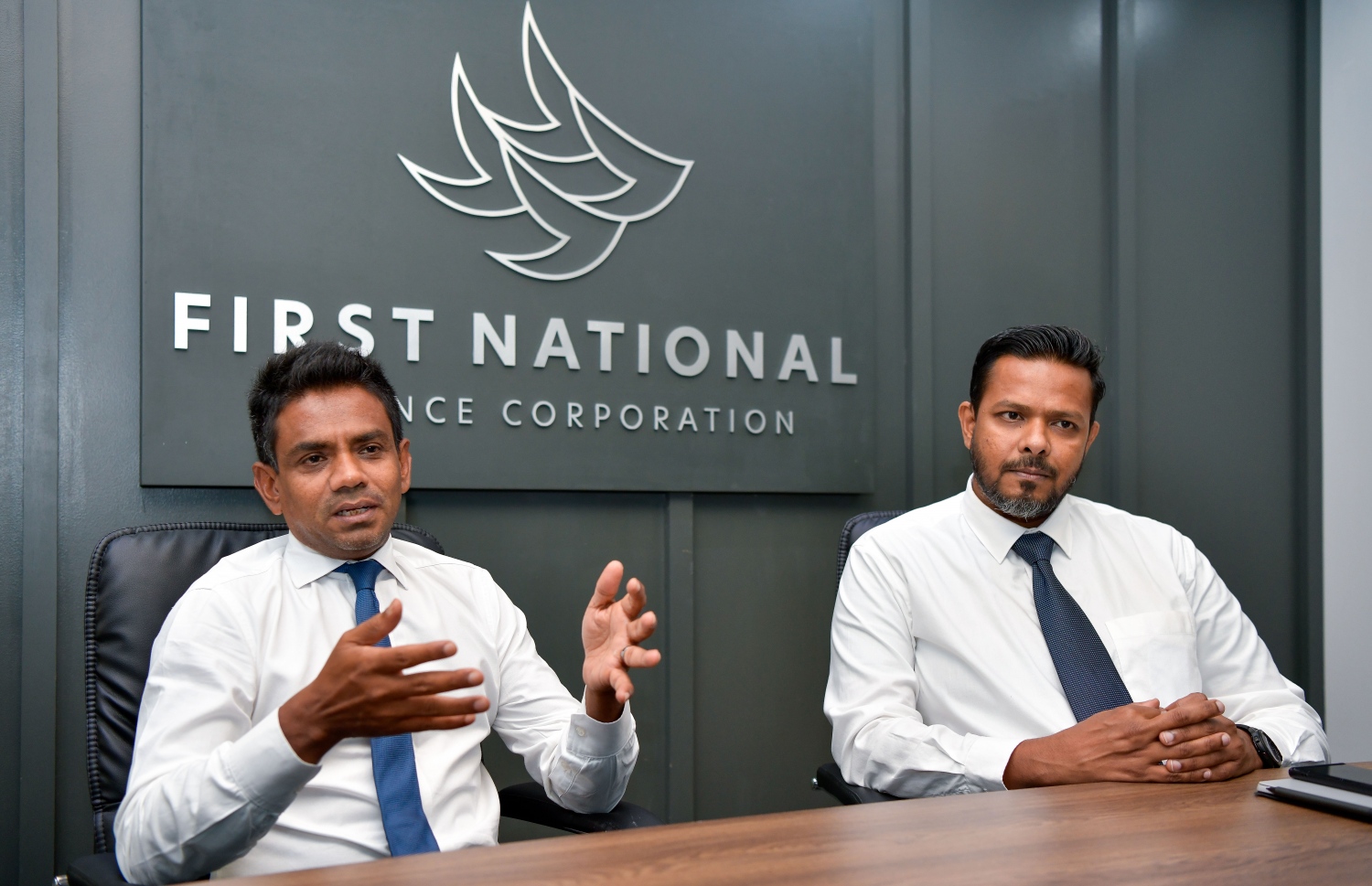 ފަސްޓް ނޭޝަނަލްގެ އޮފީހުގައި ޒިޔަތާއި ހަލީމު "މިހާރު"އާ ވާހަކަ ދައްކަވަނީ-- ފޮޓޯ: ފަޔާޒް މޫސާ/ މިހާރު