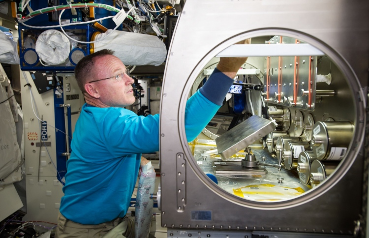 މޫނުގައި އުނގުޅާ ކްރީމް ގެންނާނީ ދުނިޔެއިން ބޭރުން