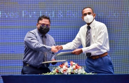 Chairperson of Ocean Connect Riyaz Mansoor (L) shakes hands with President of Jio Matthew Oommen  at the event held in Crossroads Maldives on Monday, February 19, 2022 -- Photo: Economic Ministry
