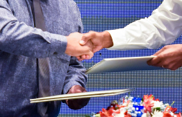 ކުފޫ ހަމަނުވާ މީހަކަށް ފުރުސަތު ނުދިނުމާއި ކުފޫ ހަމަވާ މީހުންގެ ތެރެއިން އެންމެ ލާއިގު މީހާ އަށް އެންމެ ފުރަތަމަ ފުރުސަތު ދީގެން މެނުވީ އަދުލުވެރި ނުވެވޭނެ.