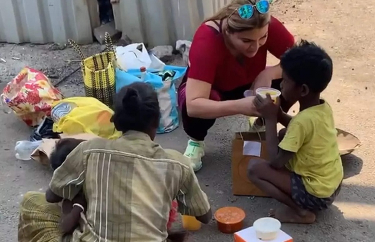 މަގުމަތީ އުޅޭ ބަޔަކަށް ކާންދިނުމުން ރާކީއަށް ތައުރީފު