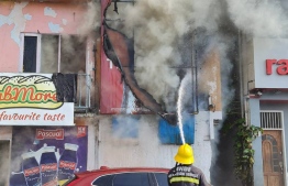 A fire fighter active at the scene of a fire.