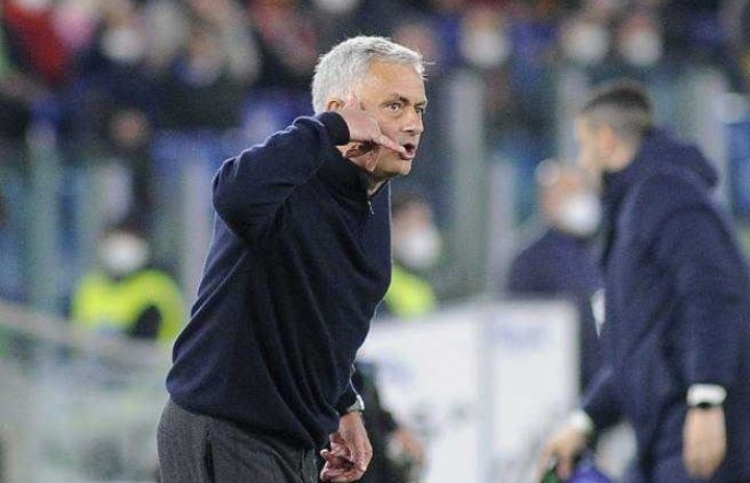 ރެފްރީއާ ދިމާކޮށްގެން މޮރީނިއޯ ދެމެޗަށް ސަސްޕެންޑްކޮށްފި