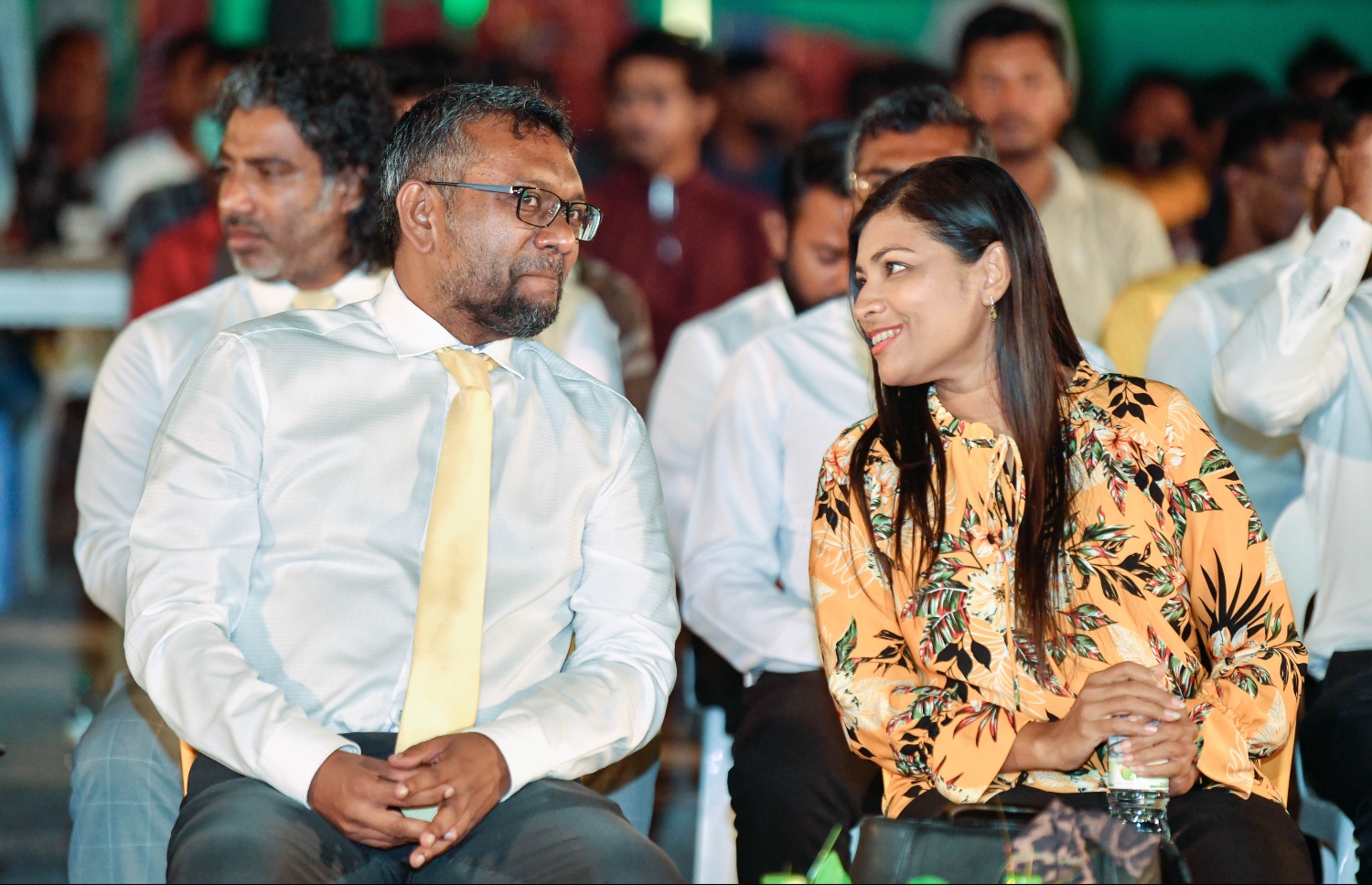 މިލަންދޫގައި ރޭ ބޭއްވި ޖަލްސާގައި އެމްޑީޕީގެ ޗެއާޕާސަން ކަމަށް ވާދަކުރައްވާ ފައްޔާޒާއި އަންހެނުންގެ ރޫހުގެ ރައީސާ ކަމަށް ނުކުންނަވާ ރޮޒައިނާ.---ފޮޓޯ: ނިޝާން އަލީ/ މިހާރު