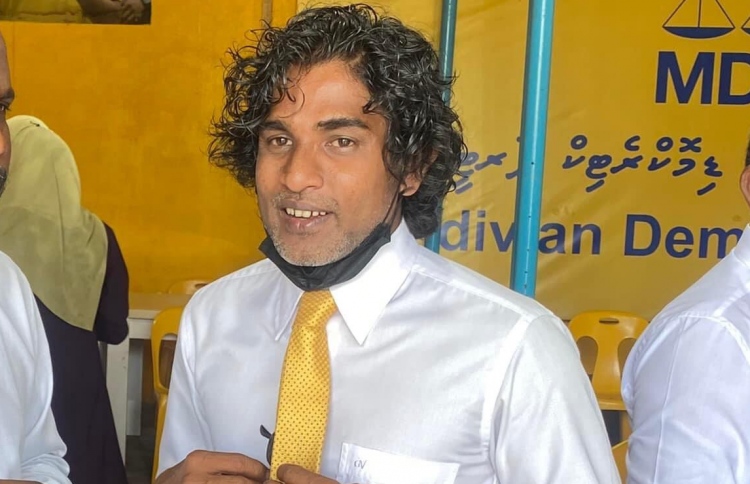 ރައީސަށް ތުހުމަތުކުރީ ދުވާފަރުން މީހަކު ވަކިކޮށްގެން!