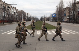 Servicemen of Ukrainian Military Forces walk in the small town of Severodonetsk, Donetsk Region on February 27, 2022. - Ukraine said that it had agreed to send a delegation to meet Russian representatives at the border with Belarus, which has allowed Russian troops passage to attack Ukraine, insisting there were no pre-conditions to the talks. (Photo by Anatolii STEPANOV / AFP)