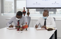 Economic Minister Fayyaz Ismail (L) and Islamic Minister Dr. Ahmed Zakir signs the agreement to launch Zakat Nafa -- Photo: Economic Ministry