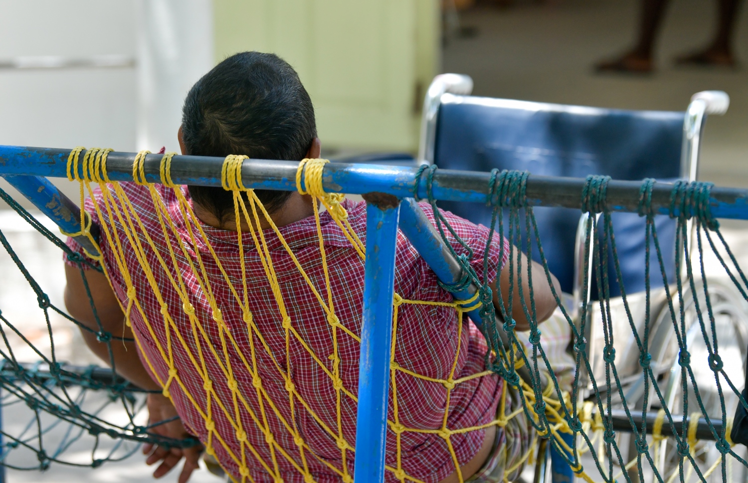 ގުރައިދޫ މަރުކަޒުގައި ހުންނަ އުމުރުން ދުވަސްވީ ފިރިހެނުންގެ ވޯޑު ކުރިމަތީގައި ހުރި ޖޯލީގައި މީހަކު ނިދާފައި -- ފޮޓޯ: ފަޔާޒް މޫސާ | މިހާރު