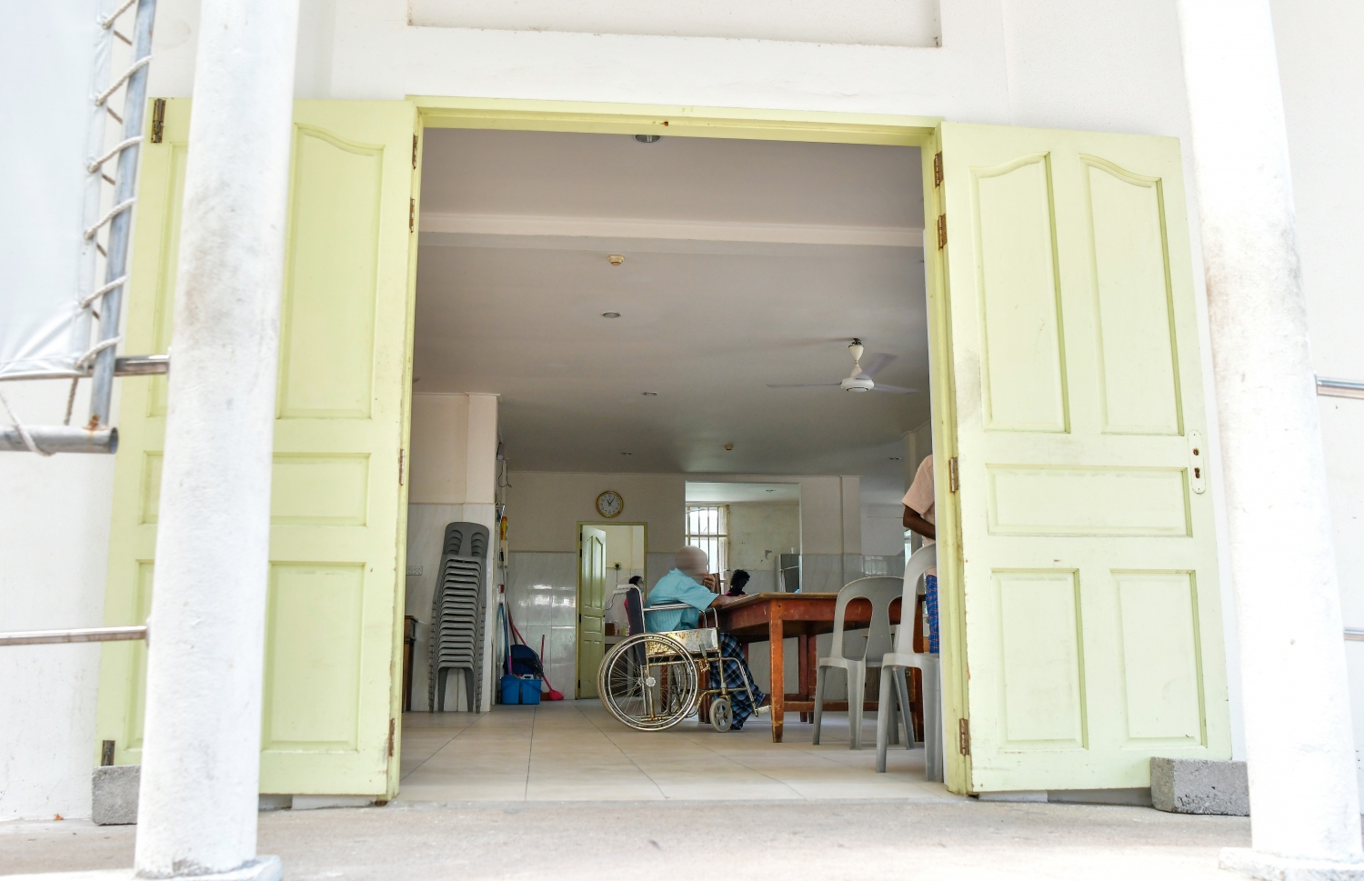 ގުރައިދޫ މަރުކަޒުގައި ހުންނަ އުމުރުން ދުވަސްވީ ފިރިހެނުންގެ ވޯޑުގެ ބޭރުން ނަގާފައިވާ އެތަނުގެ އެތެރެ ފެންނަ ފޮޓޯއެއް -- ފޮޓޯ: ފަޔާޒް މޫސާ | މިހާރު