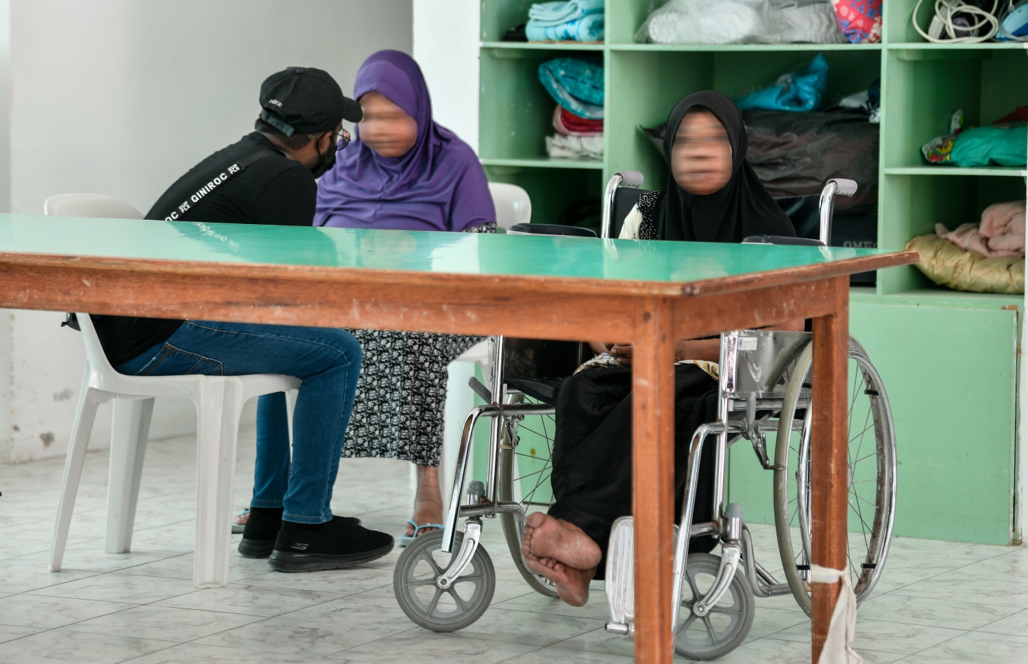 ގުރައިދޫ މަރުކަޒުގައި އިންނަ އަންހެނަކު އޭނާގެ ވާހަކަ "މިހާރު" އަށް ކިޔައިދެނީ.-- ފޮޓޯ: ފަޔާޒް މޫސާ / މިހާރު