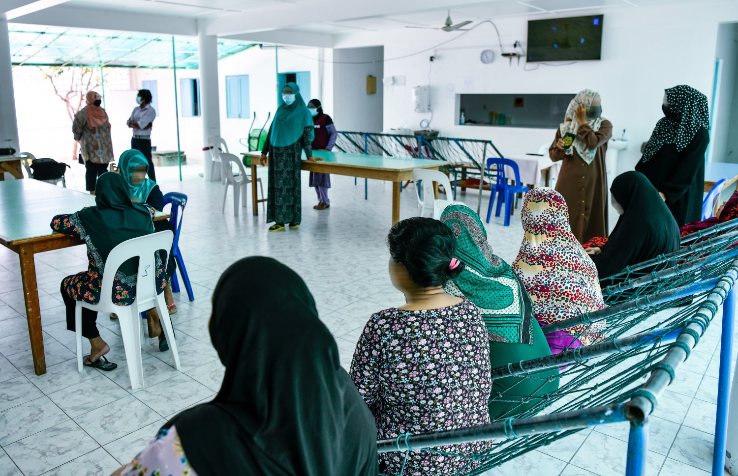 ގުރައިދޫ މަރުކަޒުގައި އަންހެނުން ތިބޭ ވޯޑެއް: އެތަނުގައި ތިބެނީ ހާއްސަ އެހީ އަށް ބޭނުންވާ މީހުންނާއި ނަފުސާނީ ބައްޔަށް ފަރުވާކޮށް ރަނގަޅުވެފައިވާ މީހުންނާއި އަޅާލާނެ މީހަކު ނެތިގެން ގެންގޮސްފައި ތިބޭ މީހުން.-- ފޮޓޯ: ފަޔާޒް މޫސާ / މިހާރު