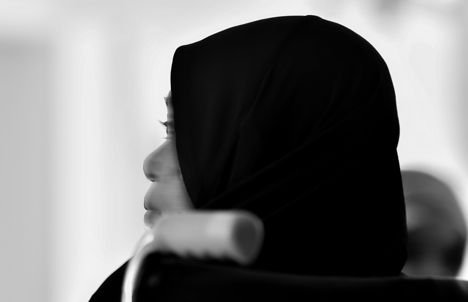 ގުރައިދޫ މަރުކަޒުގައި އިންނަތާ ފަސް އަހަރުވީ އަންހެނަކު އޭނާގެ ވާހަކަ "މިހާރު" އަށް ކިޔައިދެނީ.-- ފޮޓޯ: ފަޔާޒް މޫސާ / މިހާރު