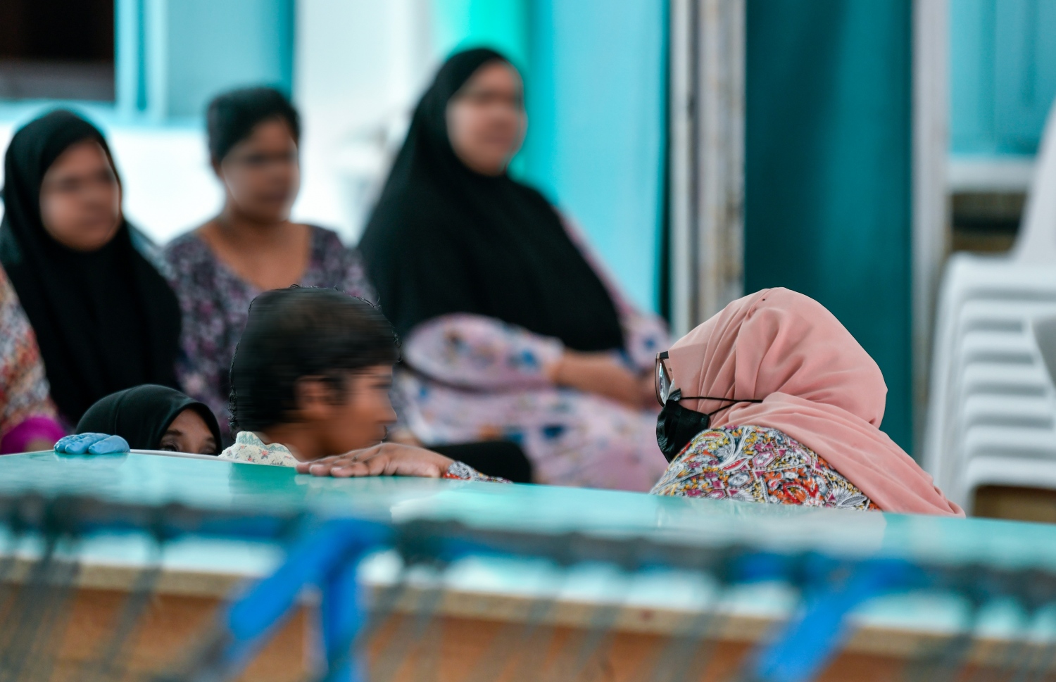 ގުރައިދޫ މަރުކަޒުގައި އަންހެނުން ތިބޭ ވޯޑުގައި އުޅޭ މީހުން އެތަނުގެ ފެންޑާ އަށް ނިކުމެ.-- ފޮޓޯ: ފަޔާޒް މޫސާ / މިހާރު