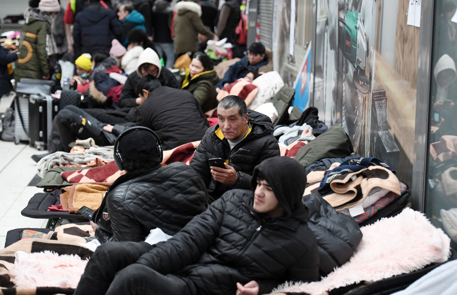 ޔޫކްރޭން ދޫކޮށް ރެފިއުޖީންގެ ގޮތުގައި ޕޮލެންޑަށް އެތެރެވެފައިވާ ބަޔަކު ދެ ގައުމުގެ ގުޅޭ ސަރަހައްދީ ރޮނގު ކައިރީގައި ހުންނަ ފޭލިގެ އަވަށެއްގައި. --އޭއެފްޕީ