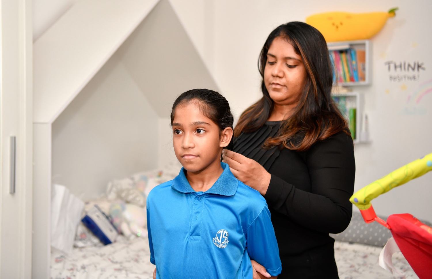 އަމީމަތު، އޭނާގެ ދޮށީ ދަރިފުޅު ސްކޫލަށް ގެންދިއުމަށް ރީތިކުރަނީ: އޭނާ ކޭކު އަޅަން ފެށީ އައިރާއަށް ދެ އަހަރުވާން ކައިރިވެފައި ވަނިކޮށް.-- ފޮޓޯ: ނިޝާން އަލީ/ މިހާރު