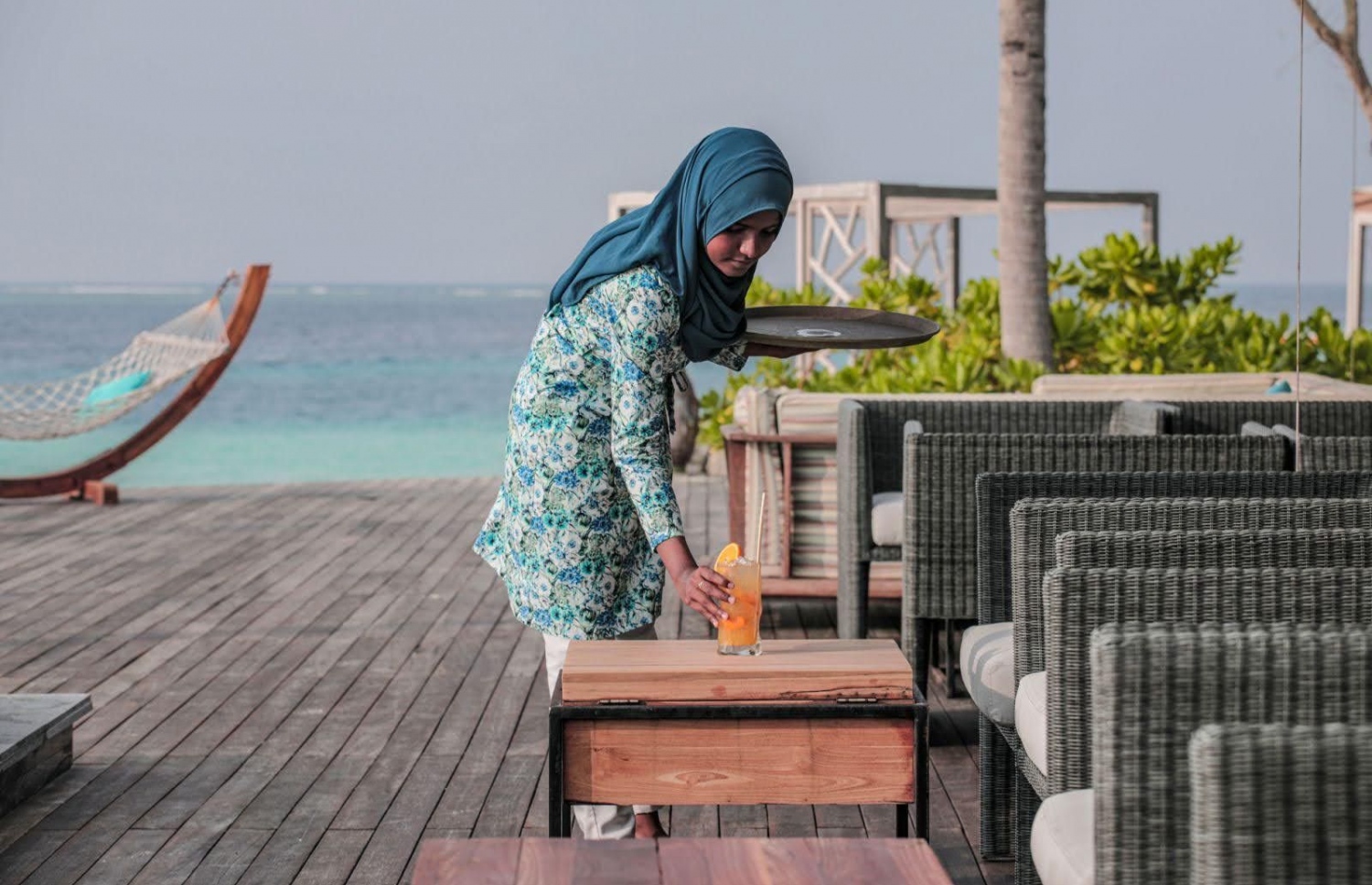 ނާއީ ޑިއުޓީގައި: ރިސޯޓުގައި އޭނާގެ ތަޖުރިބާ ކިޔައިދިނުމުން ޝައުގުވެރިވެ މި ދާއިރާއާ ގުޅުނު އަންހެނުންތަކެއް ވެސް އެބަތިބި.