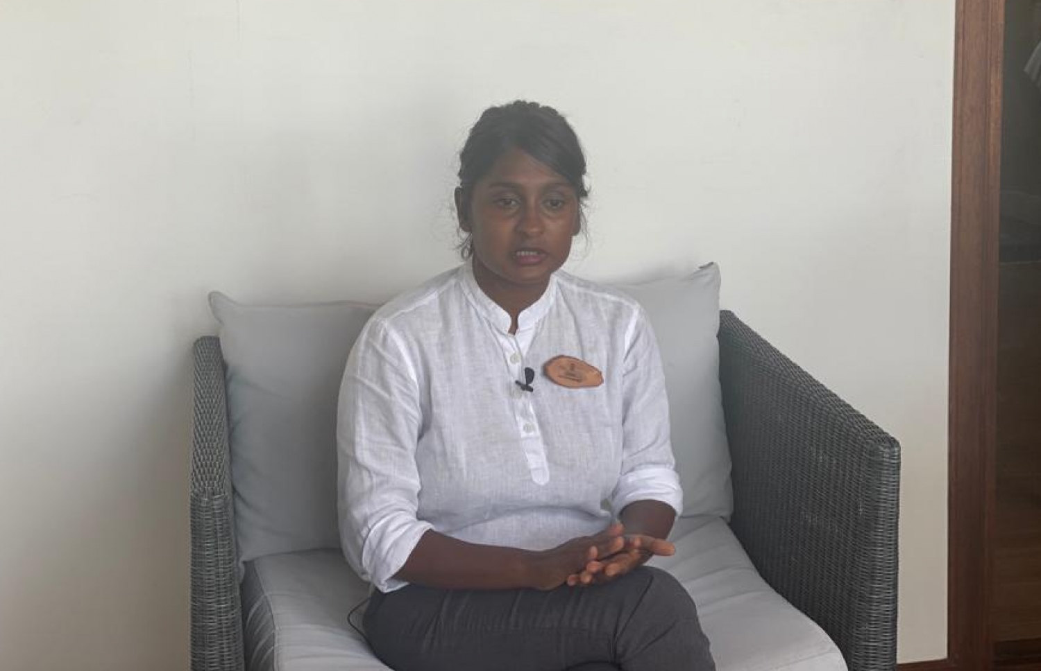 ސަނާ: އޭނާ އަންނަނީ ފުށިފަރުގައި ޒިންމާދާރު، އިސް މަގާމެއް އަދާކުރަމުން: އޭނާއަކީ މި ދާއިރާއަށް ވަންނަ އެހެން އަންހެނުންނަށް ނަމޫނާއެއް.