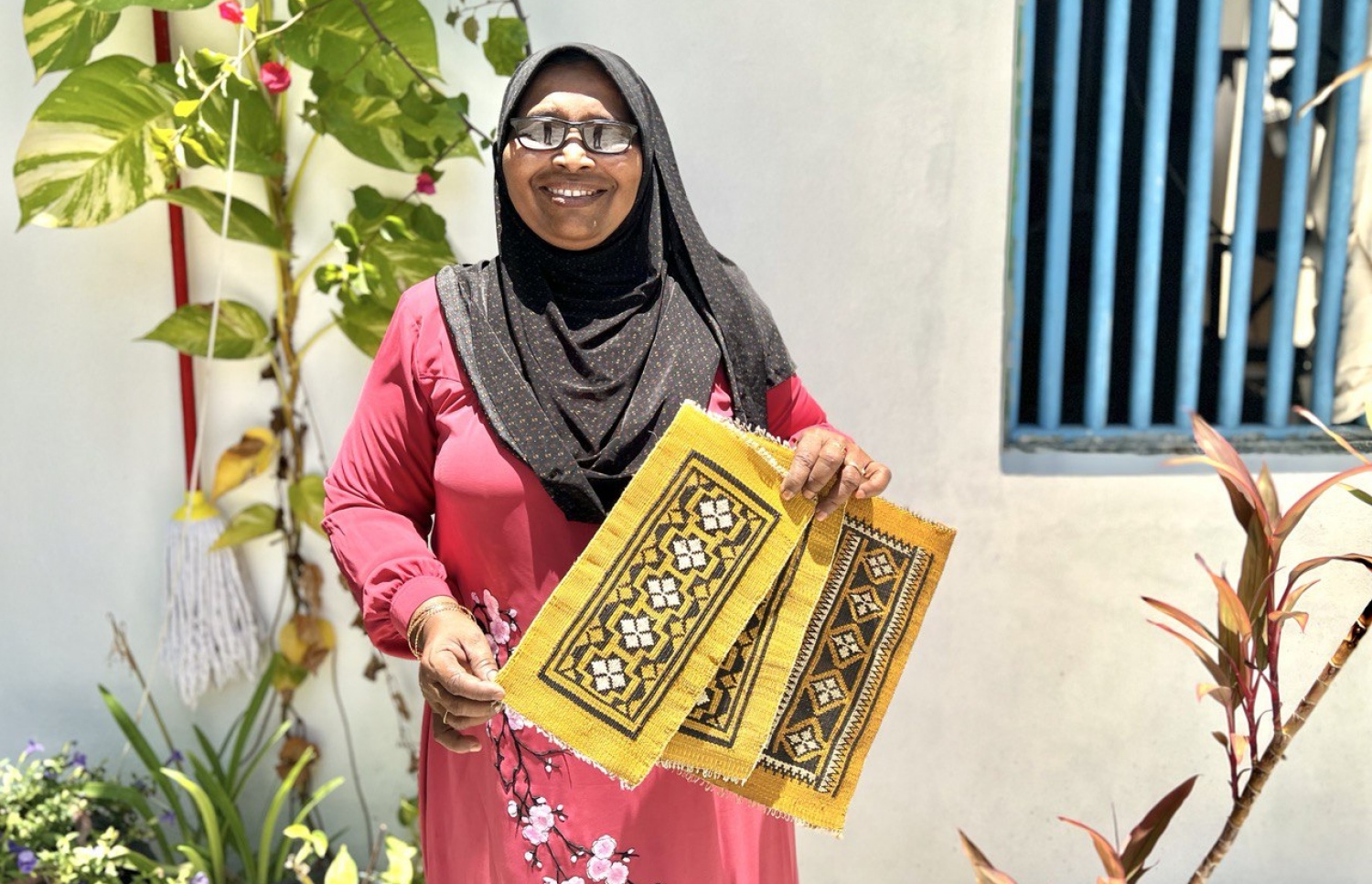 ފާއިޒާ، އޭނާ ވިޔެފައި ހުރި ތުނޑުކުނާތަކެއް ދައްކާލަނީ.-- ފޮޓޯ: އަމާނީ އަބްދުﷲ/ މިހާރު