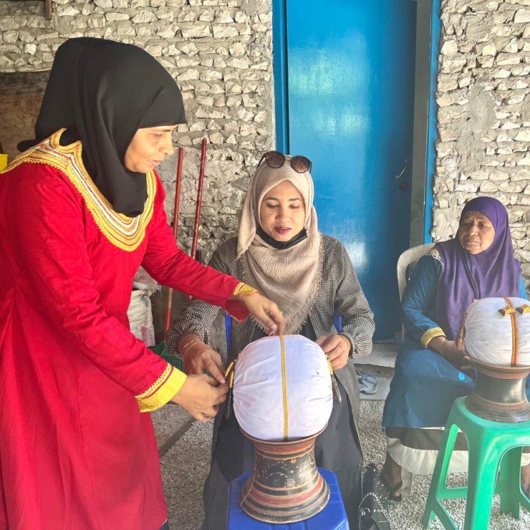 ކަސަބް ލިބާހުގެ ކަވި މަސައްކަތުގައި ދެމައިން