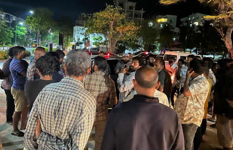 ދަތުރުތައް ހުއްޓާލައި ޑްރައިވަރުން އިހުތިޖާޖުކޮށްފި