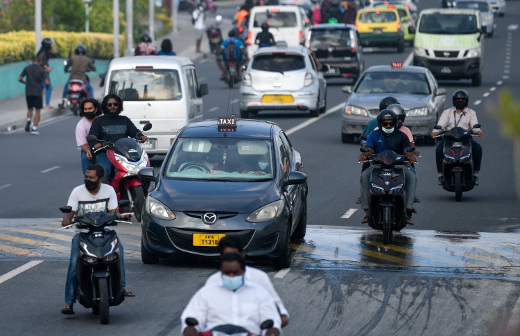 ތެލުގެ އަގާ އެކު ޓެކްސީ ދަތުރުތަކުގެ އަގު ބޮޑުކުރަނީ