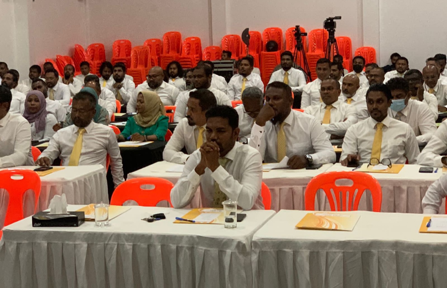 އެމްޑީޕީގެ ގައުމީ މަޖިލީހުގެ ބައްދަލުވުން ކުރިއަށް ދަނީ. -- ފޮޓޯ/ މިހާރު