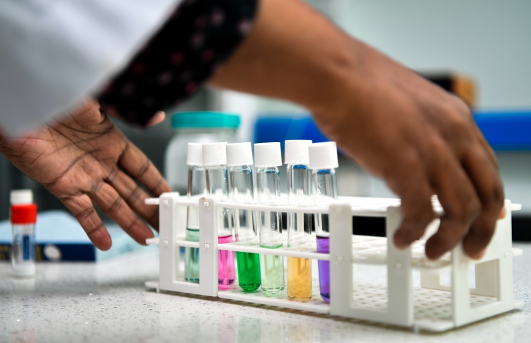 ހިދުމަތް ފަށަން ގިނަ އަދަދެއްގެ ލެބް ޓެކްނީޝަނުން ހޯދަނީ