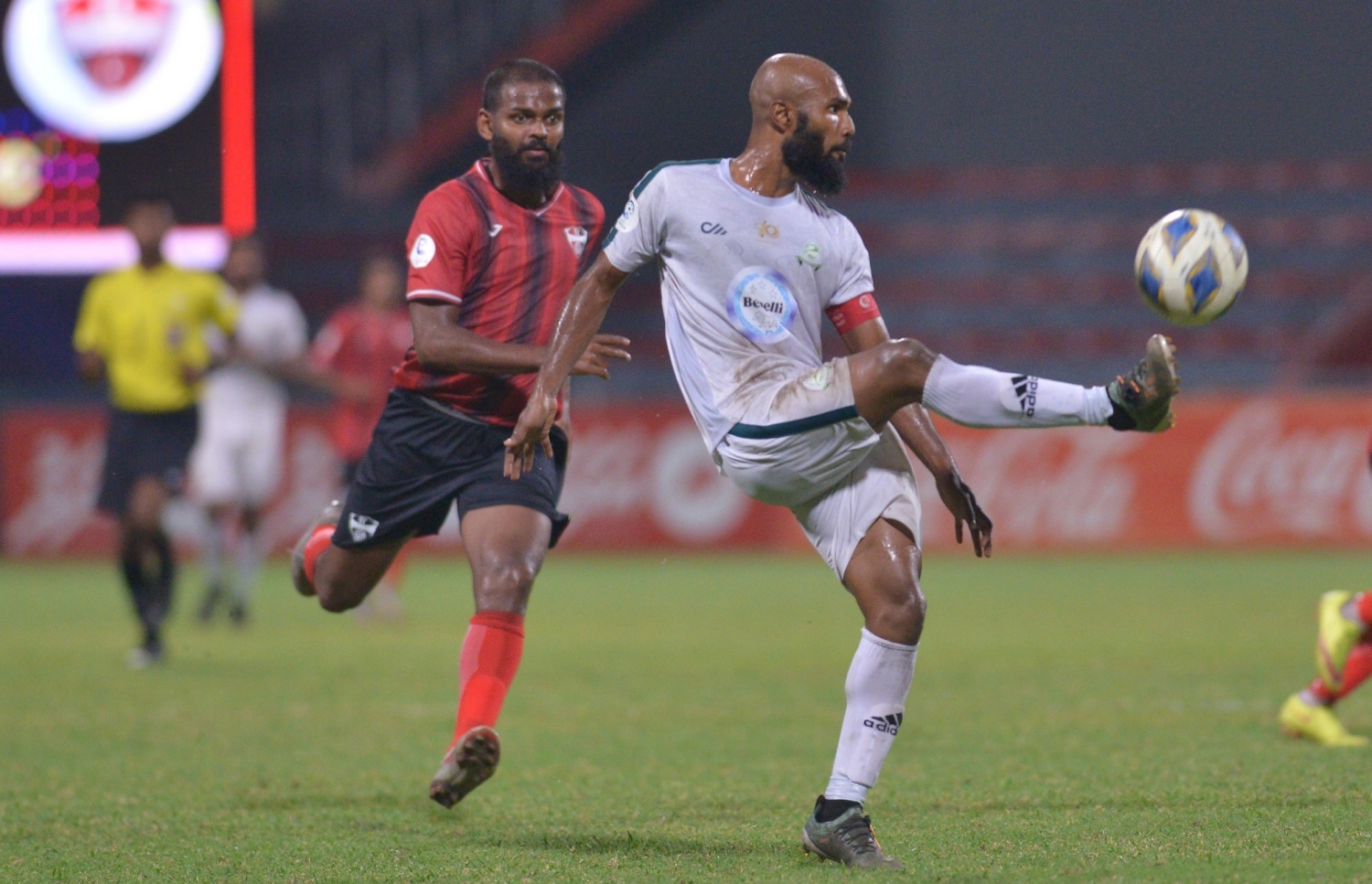 ގްރީންގެ ވައިސް ކެޕްޓަން މުހައްމަދު ސާއިފް (ކ) ބޯޅަ ކޮންޓްރޯލް ކުރަން މަސައްކަތް ކުރަނީ: ޓީސީ މޮޅުވީ 1-0 --- ފޮޓޯ: އެފްއޭއެމް