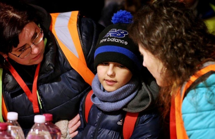 11 އަހަރުގެ ކުއްޖަކު ޔުކްރޭނުން ނުކުތުމަށްކުރި ދަތުރު