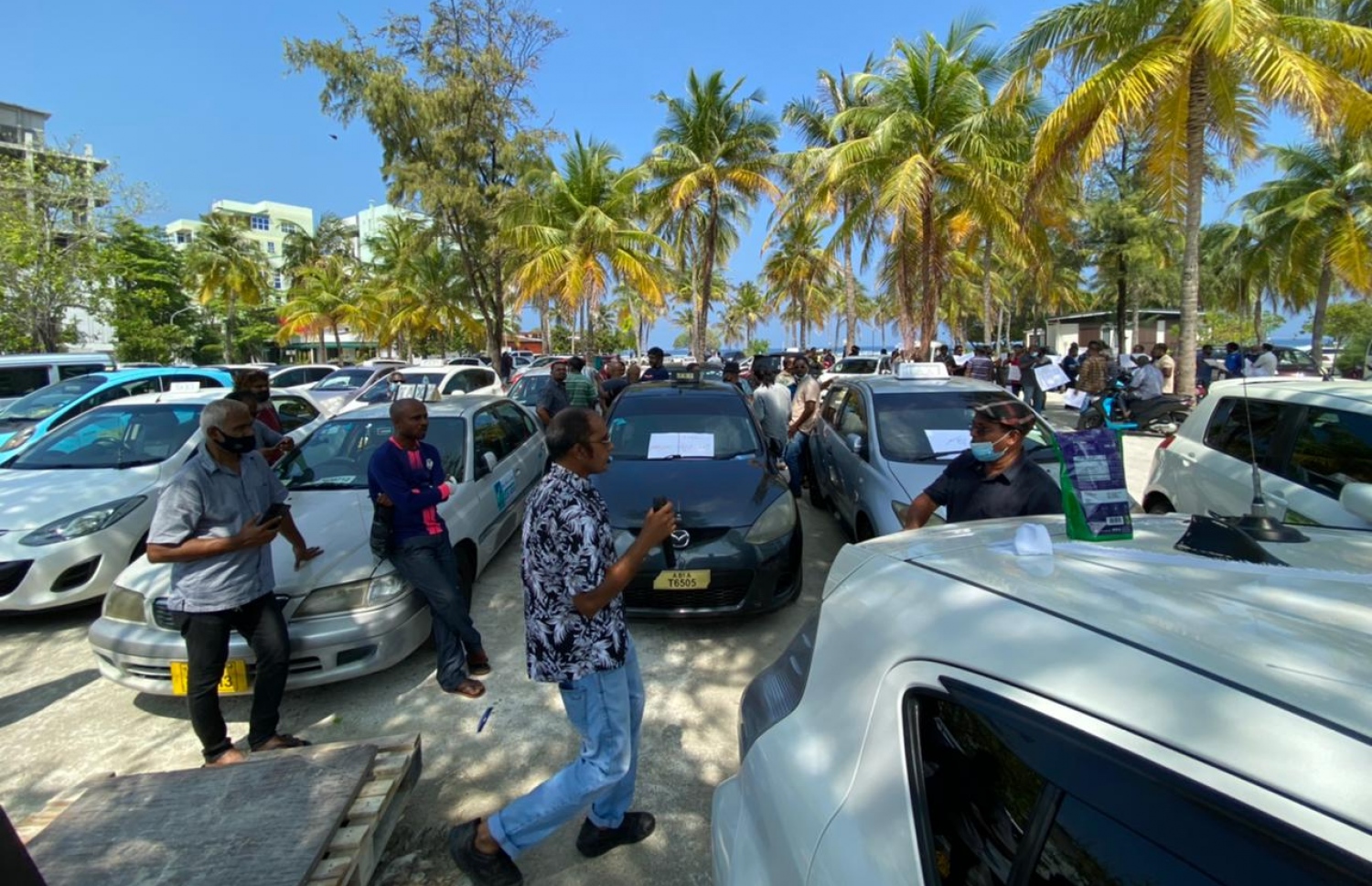 ޓެކްސީ ދަތުރުތައް ހުއްޓާލުމަށް ފަހު ޑްރައިވަރުން އިހުތިޖާޖުގައި-- ފޮޓޯ: ފަޔާޒު މޫސާ/ މިހާރު