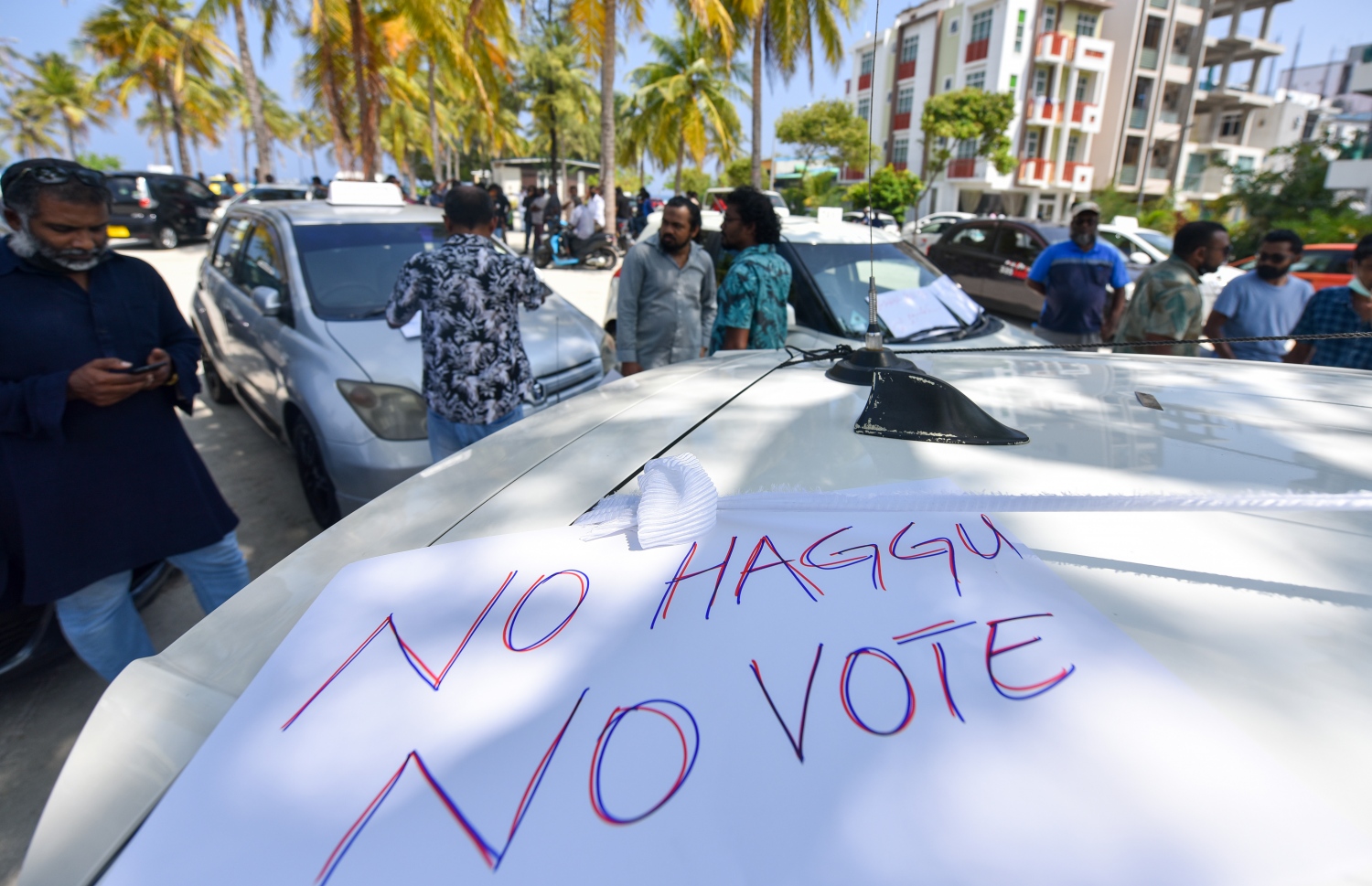 ތެލުގެ އަގު ބޮޑުވުމުން، ޓެކްސީ ދަތުރުތަކުގެ އަގަށް ބަދަލު ގެނެސްދޭން އެދި މިދިޔަ މާޗް މަހު ޓެކްސީ ޑްރައިވަރުން ހުޅުމާލޭގައި މުޒާހަރާކުރަނީ -- ފޮޓޯ: ފަޔާޒް މޫސާ / މިހާރު