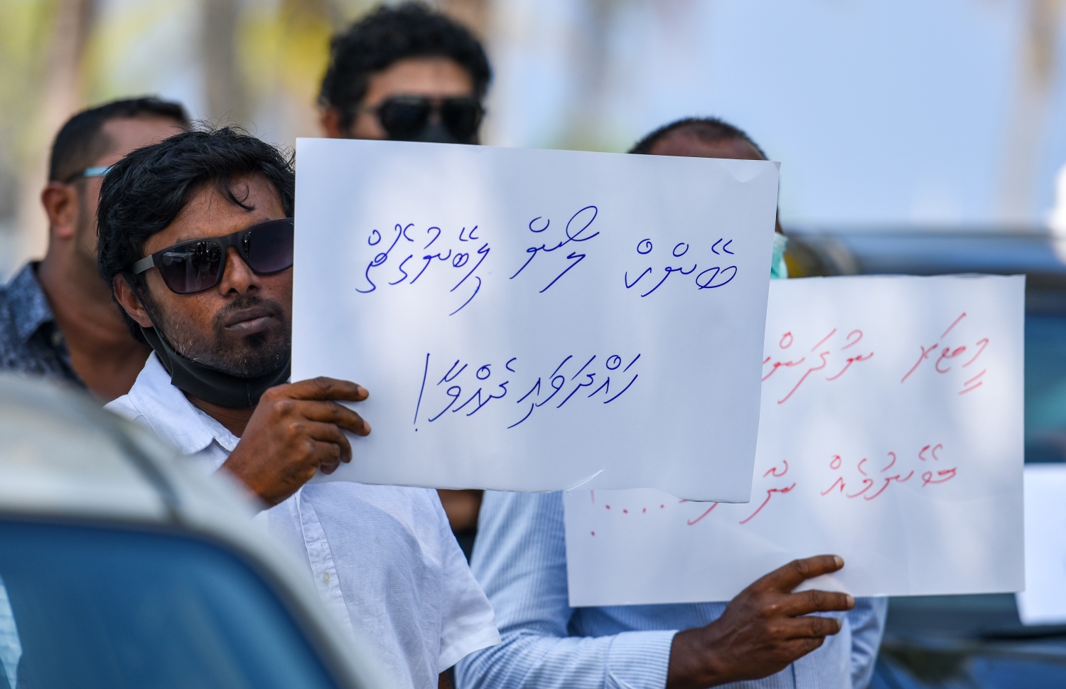 ހުޅުމާލޭގެ ރުއްގަނޑު ދޭއް ސަރަހައްދުގައި މިއަދު ހަވީރު އޮތް ޑްރައިވަރުންގެ އިހުތިޖާޖުގައި އަޑުއުފުލަނީ: މި އިހުތިޖާޖު މިރޭ ވަރުގަދަވާނެ ކަމަށް އެ މީހުން ބުނޭ.---ފޮޓޯ: ފަޔާޒު މޫސާ/ މިހާރު