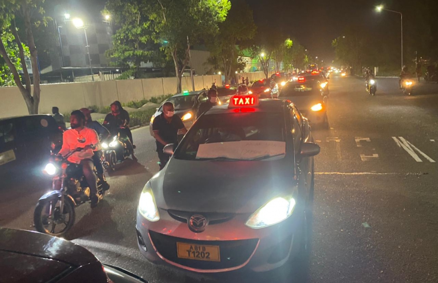 ހުޅުމާލޭގައި ކުރި އިހުތިޖާޖަށް ފަހު، ޓެކްސީތައް މާލެ ދިއުމަށް ބްރިޖަށް އަރަން ދަނީ: އެކަމަކު ފުލުހުން ހުއްޓުވުމުން މާލެ ދިއުމަށް ވަނީ ހުރަސްއެޅިފައި.---ފޮޓޯ: ފަޔާޒު މޫސާ/ މިހާރު