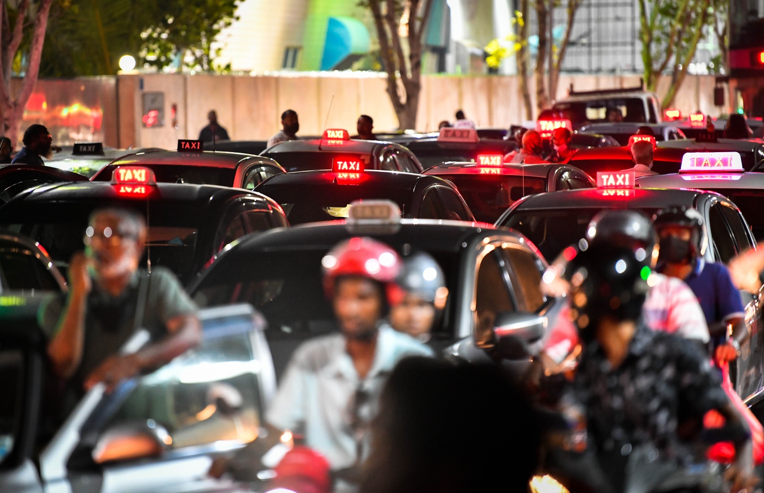 ހުޅުމާލެ އިން ބްރިޖް ކައިރީގެ މައި މަގު ތޮއްޖެހި، ޓްރެފިކް ހުއްޓިފައި: ޑްރައިވަރުންގެ އިހުތިޖާޖާ އެއްވެސް ގުޅުމެއް ނެތް އެތައް ބަޔަކަށް މިރޭ ބޮޑެތި އުނދަގޫތަކެއް ކުރިމަތިވި.---ފޮޓޯ: ފަޔާޒު މޫސާ/ މިހާރު