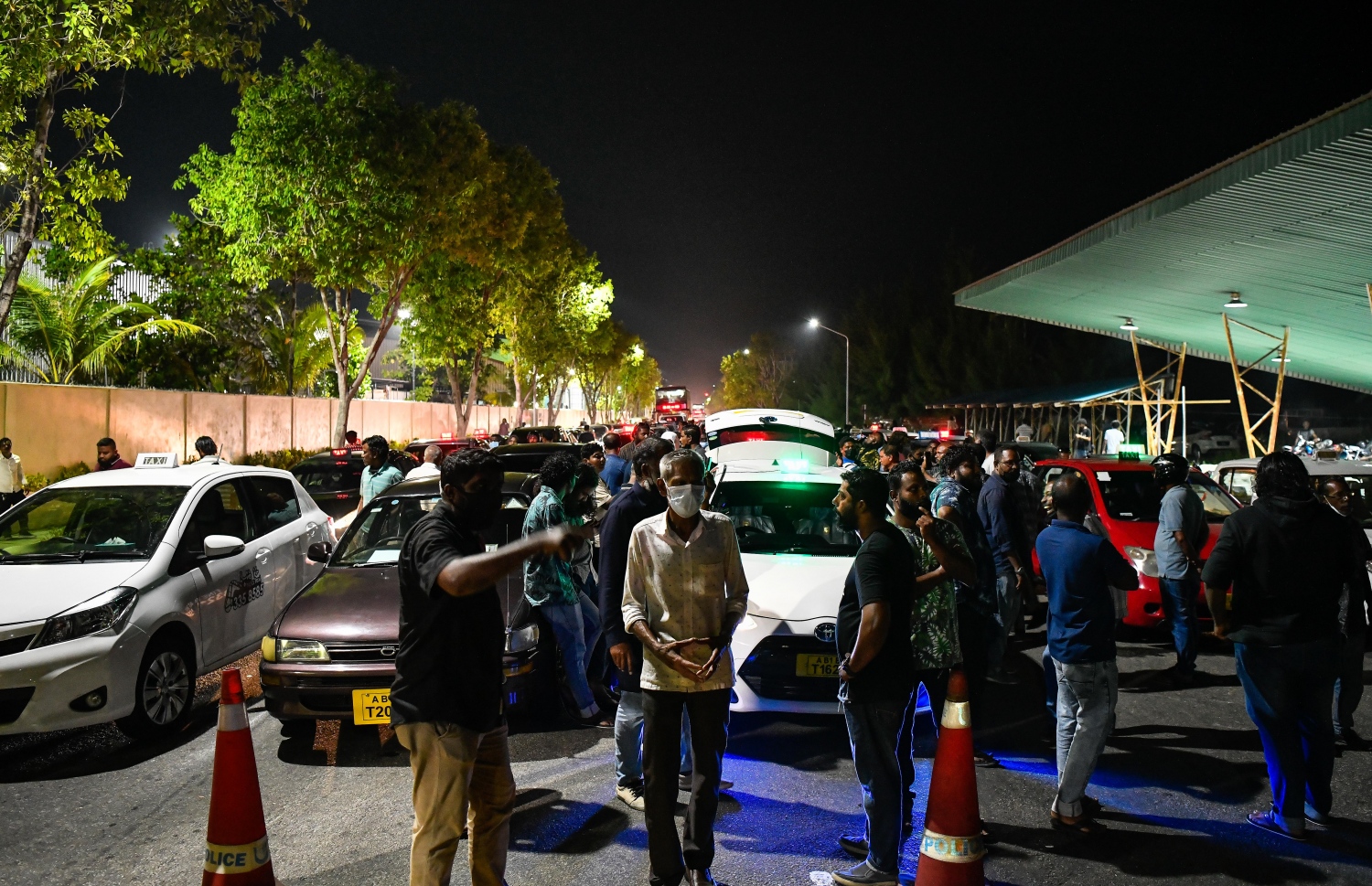 އިހުތިޖާޖުކުރުމަށް މާލެ އައުމަށް ތައްޔާރުވިތަނާ ހުޅުމާލެއިން ބްރިޖަށް އަރާ ސަރަހައްދުން ޓެކްސީތައް ހުއްޓުވާފައި.-- ފޮޓޯ: ފަޔާޒު މޫސާ/ މިހާރު