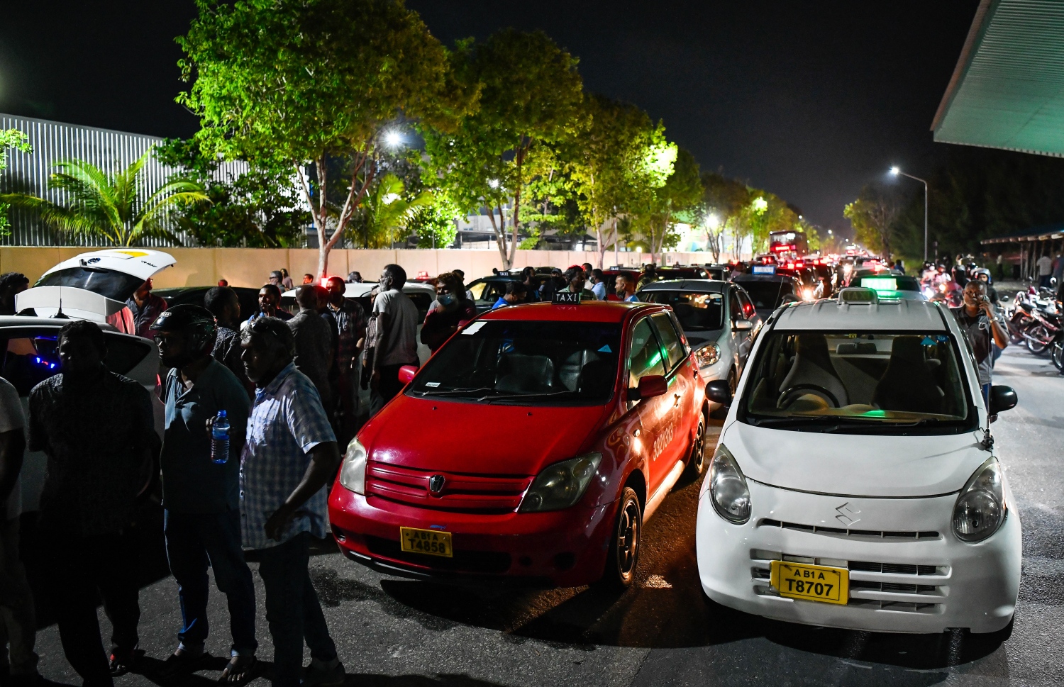 ހުޅުމާލޭގައި ޓެކްސީ ޑްރައިވަރުން ބޭއްވި އިހުތިޖާޖު: ފުލުހުން ވަނީ ޓެކްސީތައް މާލެއަށް ދަތުރުކުރަން އުޅޭ ހަބަރާ އެކު ހުޅުމާލެއިން ބްރިޖަށް އަރާ މަގު ޓެކްސީތަކަށް ބަންދުކޮށްފައި-- ފޮޓޯ: ފަޔާޒު މޫސާ/ މިހާރު