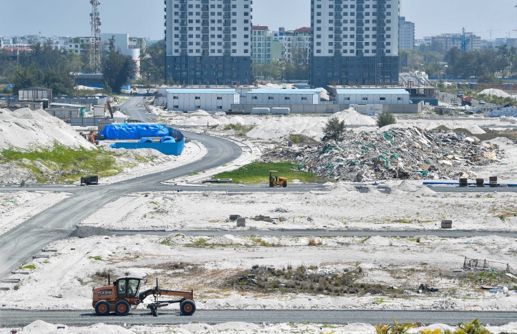 ސިމެންތި ގަށާ ޓްރަކެއް ފުރޮޅާލައި 2 ކުއްޖަކަށް އަނިޔާ