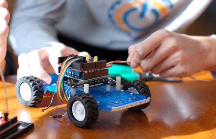 އެމްއައިކޮލެޖުން ސްކޫލްކުދިންނަށް އައިޓީ ޕްރޮގްރާމްތަކެއް