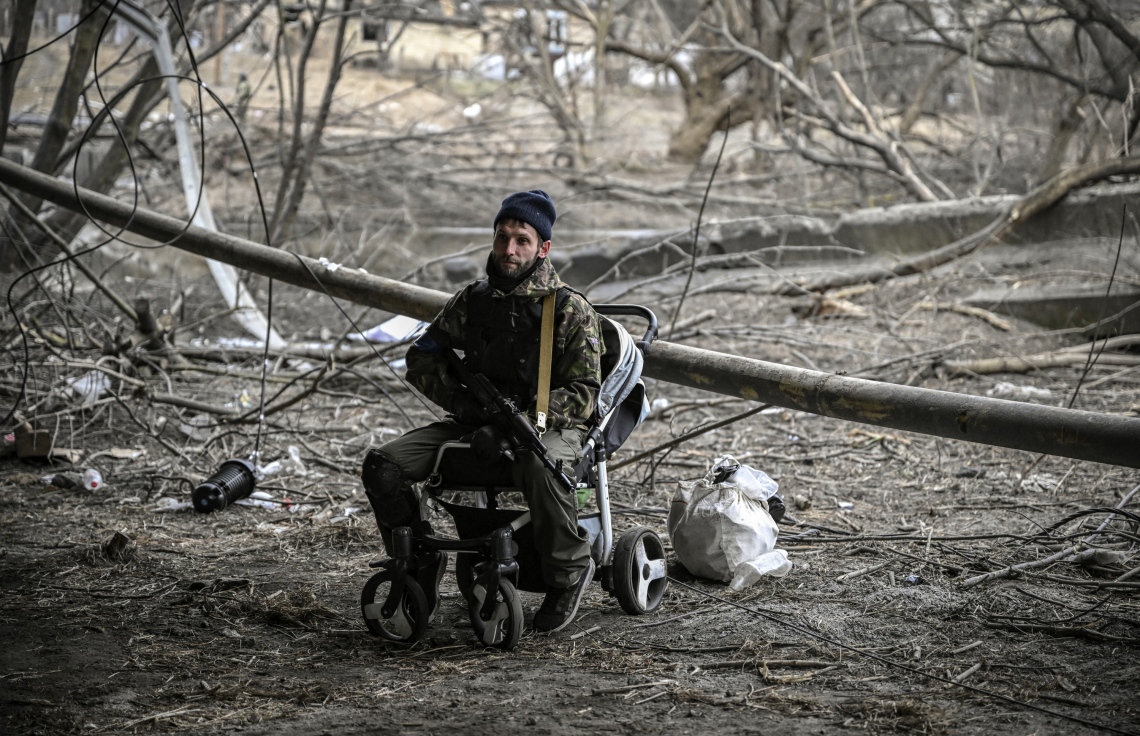 ކިޔޭވް - މާޗް 14: ޔުކްރޭނުގެ ހުޅަނގު އުތުރުގެ އިރްޕިންގައި އެ ގައުމުގެ ސިފައިންގެ މީހަކު ހަތިޔާރާ އެކު. --ފޮޓޯ:އޭއެފްޕީ