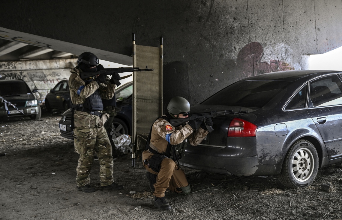 އިރްޕިން - މާޗް 14: ޔުކްރޭނުގެ ހުޅަނގު އިތުރުގެ އިރްޕިންގައި އެ ގައުމުގެ ސިފައިން ހަތިޔާރާ އެކު ތައްޔާރީ ހާލަތުގައި. --ފޮޓޯ:އޭއެފްޕީ