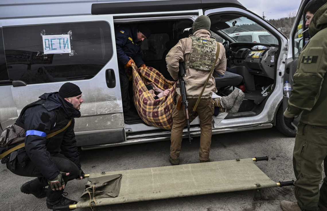 ކިޔޭވް - މާޗް 14: ޔުކްރޭނުގެ ވެރިރަށް ކިޔޭވްގެ ހުޅަނގު އުތުރުގެ އިރްޕިންގައި ޒަޚަމްވި މީހަކަށް ފަރުވާ ދޭން ގެންދަނީ. --ފޮޓޯ:އޭއެފްޕީ