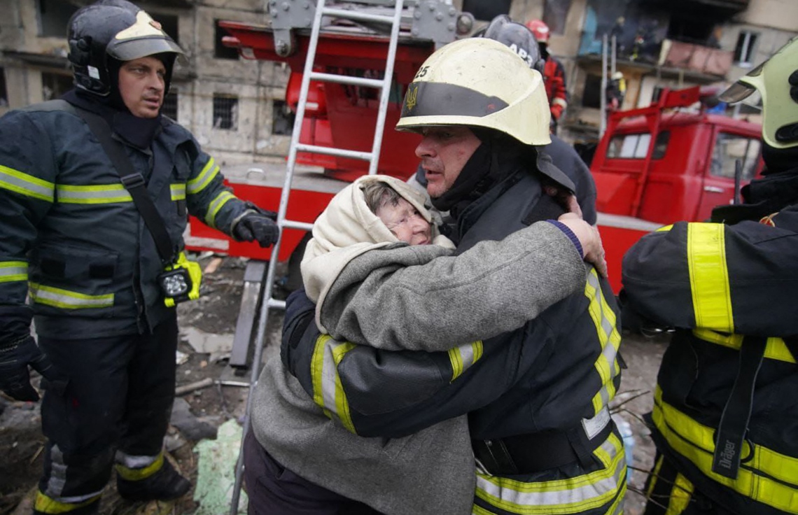 ކިޔޭވް - މާޗް 14: ޔުކްރޭނުގެ ވެރިރަށް ކިޔޭވްގެ ރަށްބޭރުގައި ހުރި އިމާރާތަކަށް ރަޝިޔާ ސިފައިން ބޮން އެޅުމުގެ ސަބަބުން އަލިފާން ރޯވި އިމާރާތަކުން މީހުން ސަލާމަތްކުރަނީ. --ފޮޓޯ:އޭއެފްޕީ