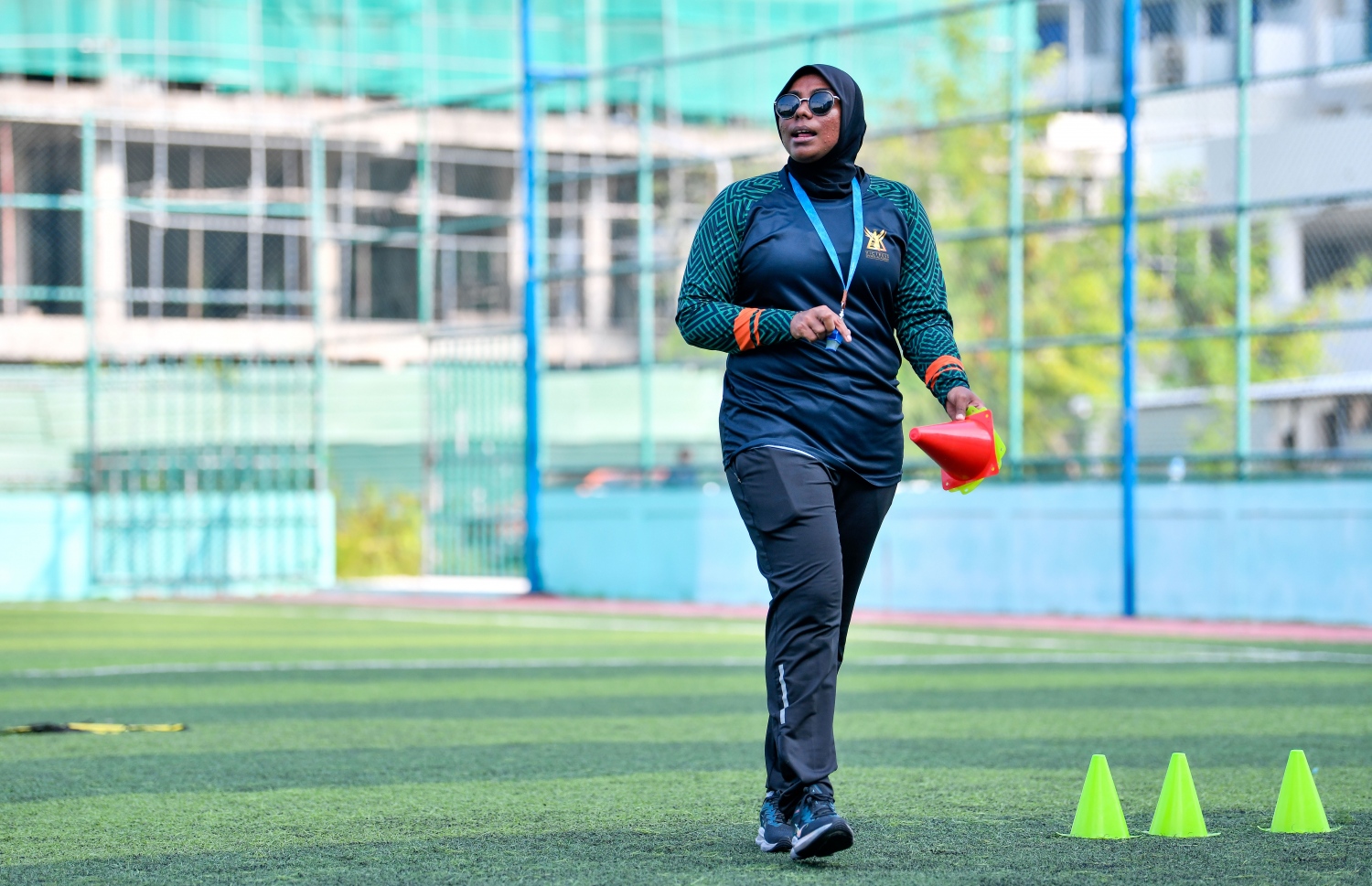 ލީނާ އޭނާގެ ހޭންޑް ބޯލް އެކަޑެމީގައި ތަމްރީންތަކަށް ތައްޔާރުވަނީ: އޭނާ އަކީ ސެޓިފައިޑް ހޭންޑް ބޯލް ކޯޗެއް -- ފޮޓޯ: ފަޔާޒް މޫސާ/ މިހާރު