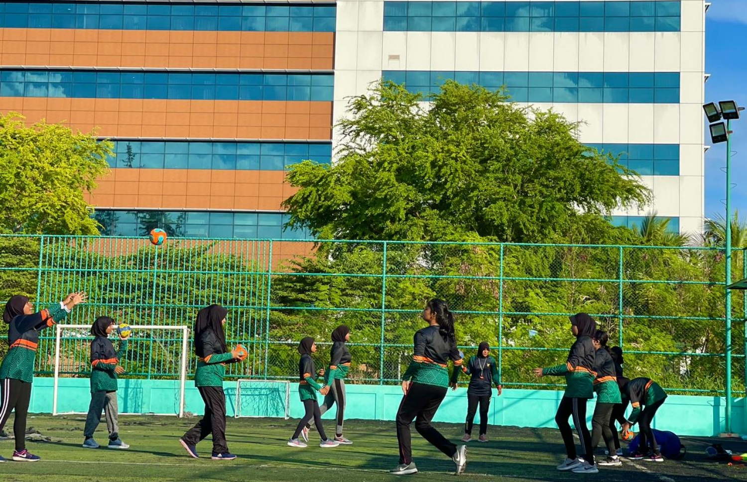 ލީނާ އޭނާގެ އެކަޑެމީގައި ކުދިންނަށް ތަމްރީނާއި އިރުޝާދު ދެނީ -- ފޮޓޯ: ފަޔާޒް މޫސާ/ މިހާރު