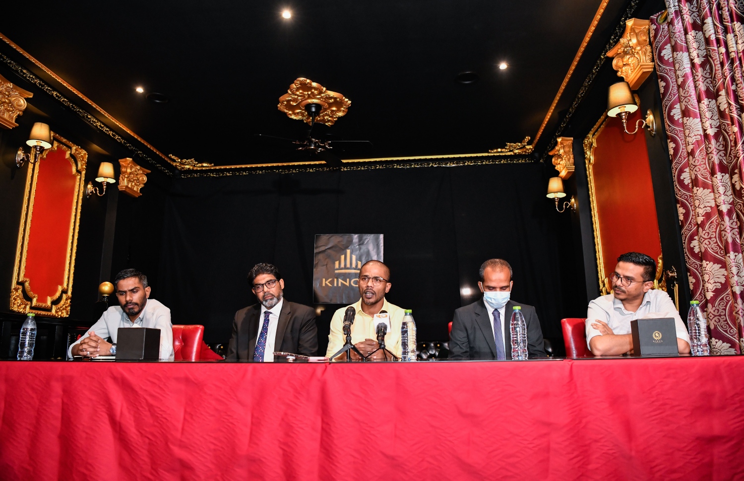 ކިންގްސް ކެޕިޓަލް ހޯލްޑިންގްސް އިން ބޭއްވި ނޫސްވެރިންގެ ބައްދަލުވެއްގައި ކުންފުނީގެ ބައެއް ހިއްސާދާރުންނާއި ވަކީލުން. --ފޮޓޯ: ފަޔާޒް މޫސާ/މިހާރު