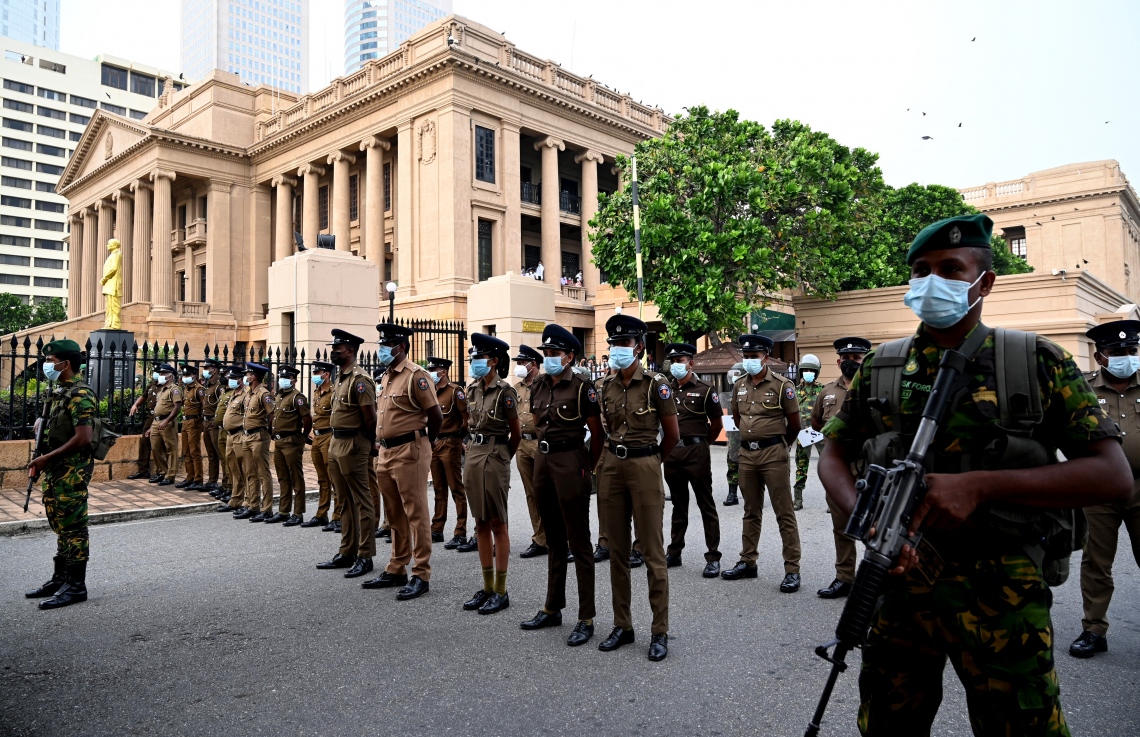 ކޮލަމްބޯ - މާޗް 15: ސްރީ ލަންކާގައި ތަކެތީގެ އަގު ބޮޑުވުމާ ދެކޮޅަށް އިދިކޮޅު ފަރާތްތަކުން ރައީސް އޮފީސް ކުރިމަތީގައި މުޒާހަރާކުރި އިރު ސްޕެޝަލް ޓާސްކް ފޯސް (އެސްޓީއެފް) ގެ ސިފައިން ތައްޔާރީ ހާލަތުގައި. --ފޮޓޯ:އޭއެފްޕީ